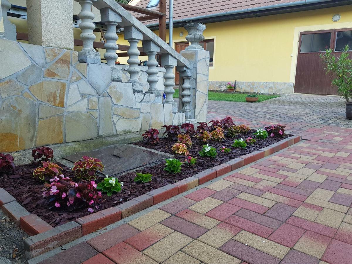 Tulipanvendeghaz Hotell Keszthely Exteriör bild